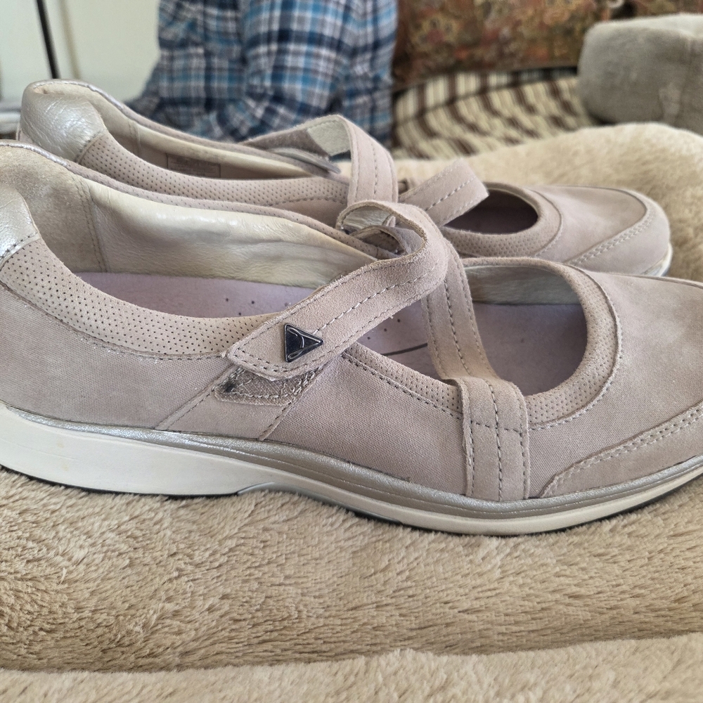Aravon Women's Tan Mary Jane Shoes